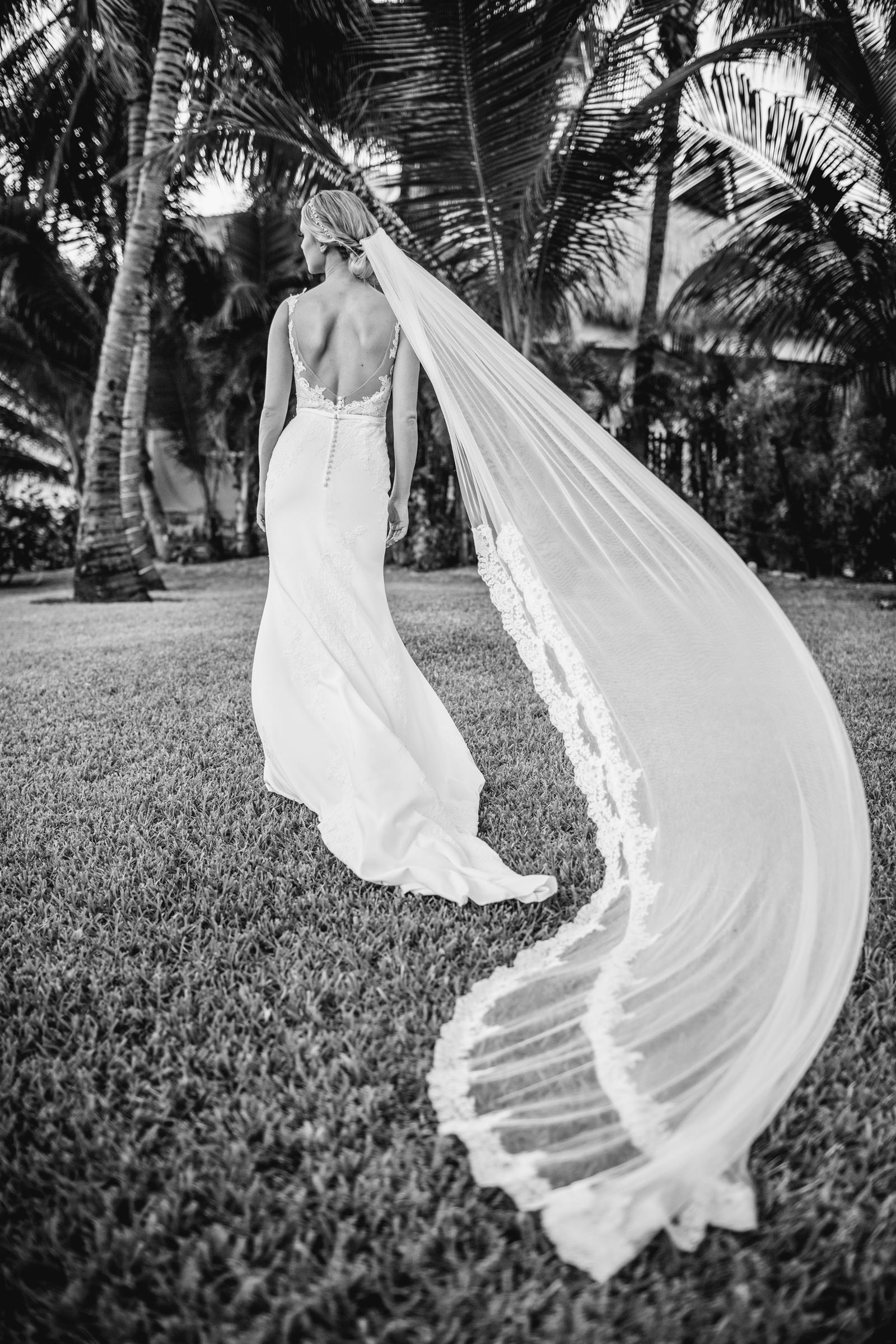 049-wedding-azul-beach-cancun-bride-veil-portraits