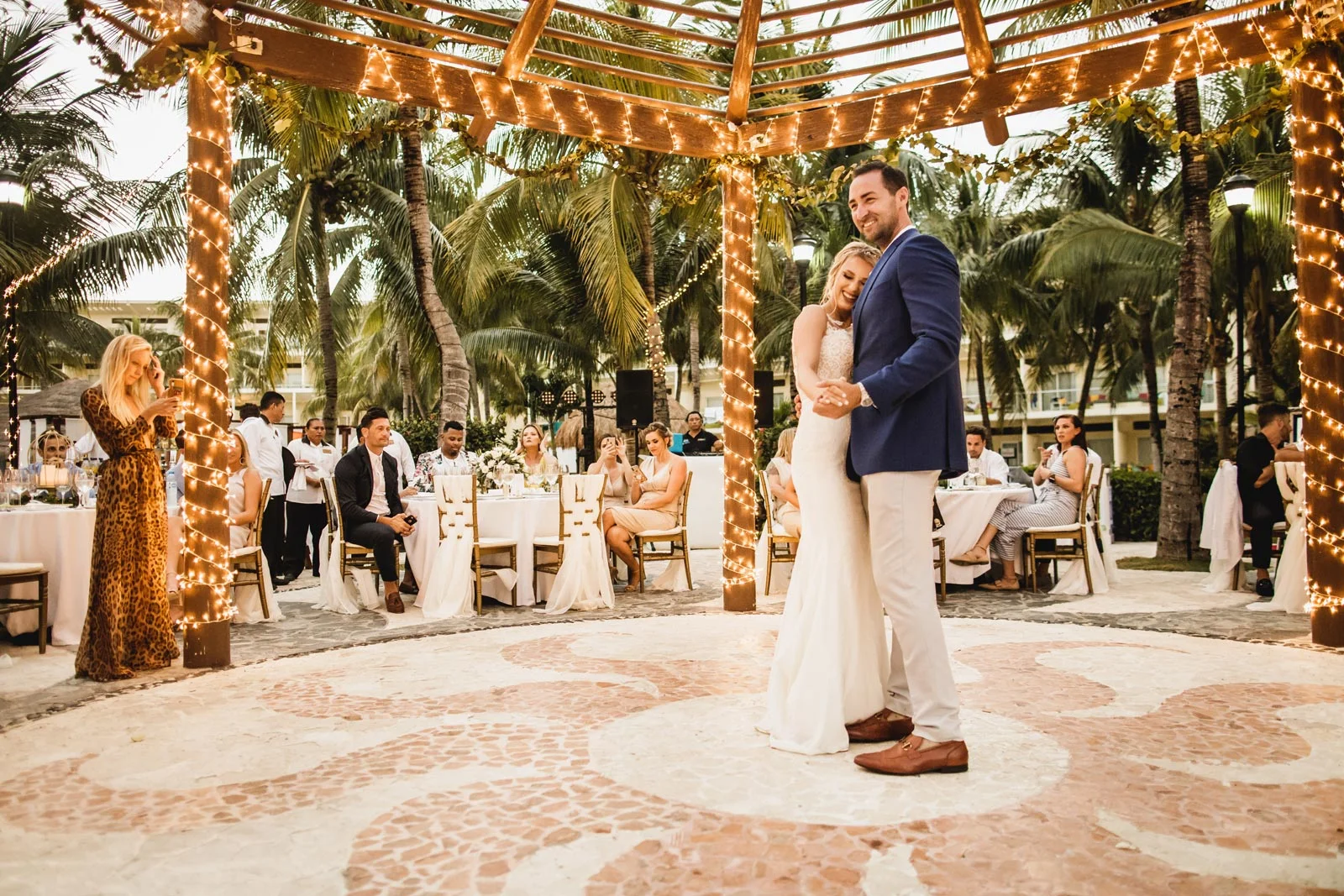 064-wedding-azul-beach-cancun-first-dance