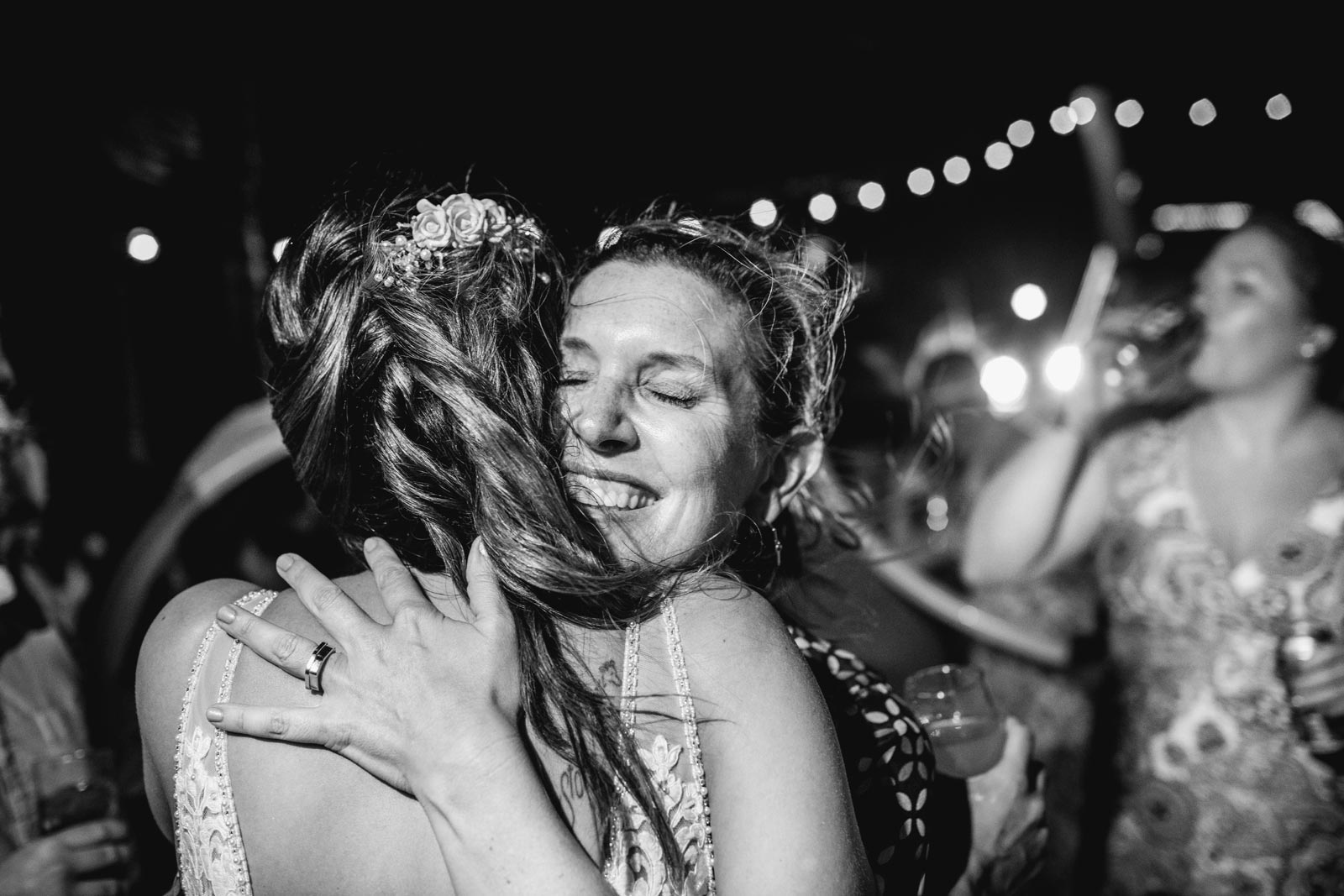 098-wedding-royalton-cancun-party-hug