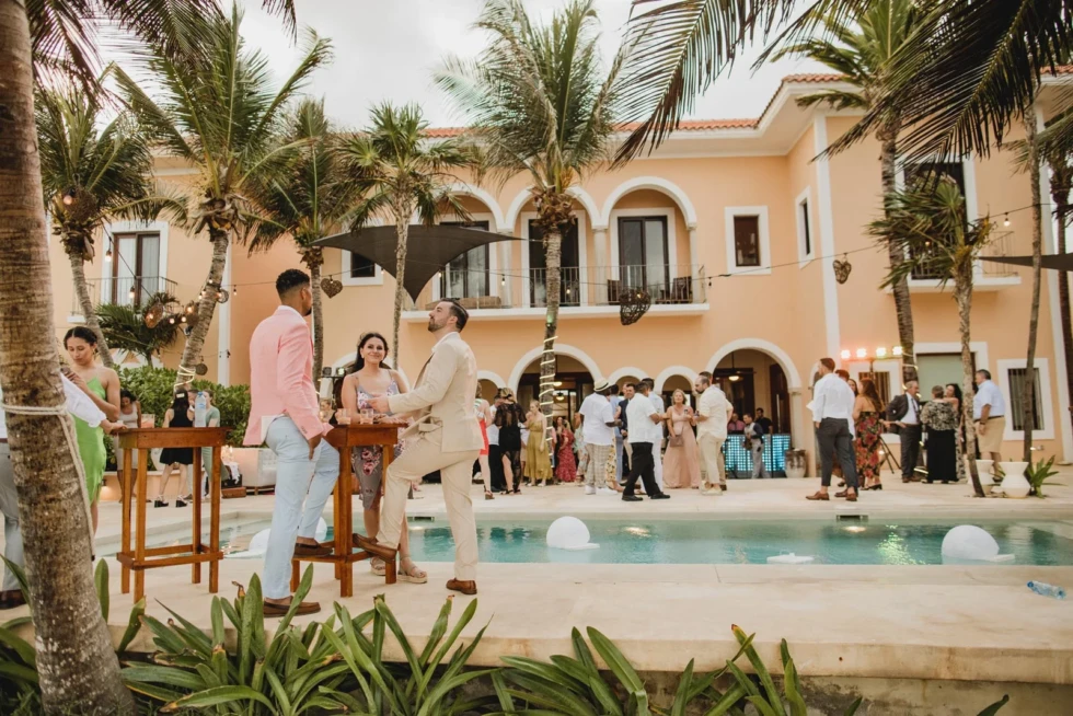 Poolside Cocktail Hour Pics: Capturing Relaxed Vibes in Cancun