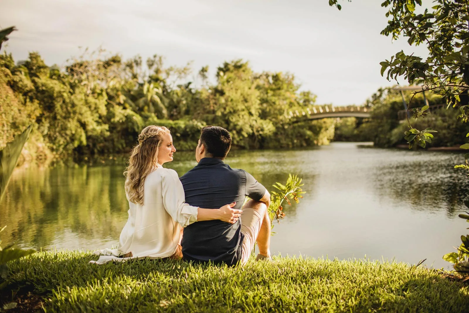 023-engagement-couple-photo-shoot-fairmont-mayakoba-lake